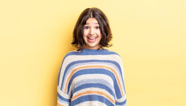 Genç ve güzel kız mutlu görünüyor ve hoş bir şekilde şaşırmış, büyülenmiş ve şok olmuş bir ifadeyle heyecanlanmış.