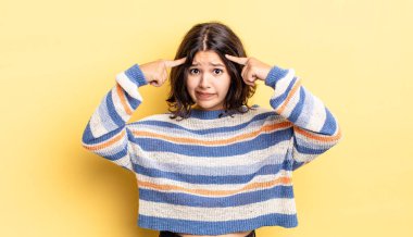 Ciddi ve konsantre görünümlü, beyin fırtınası yapan ve zorlu bir sorunu düşünen genç ve güzel bir kız.