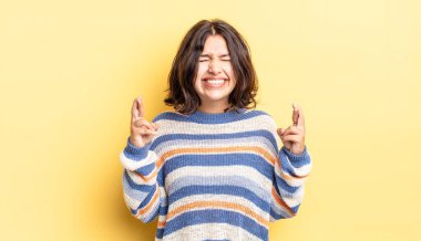 Genç ve güzel kız gergin ve umutlu, şans diliyor ve dua ediyor.