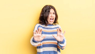 Dehşete kapılmış hisseden, korku ve panik içinde çığlık atan, kabusa tepki veren genç bir kız.