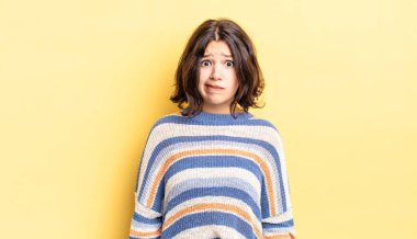 Genç, güzel bir kız kendini cahil, kafası karışık ve hangi seçeneği seçeceği konusunda kararsız hissediyor, sorunu çözmeye çalışıyor.