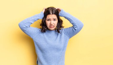 Genç ve güzel bir kız hayal kırıklığına uğramış ve sıkılmış hissediyor, başarısızlıktan bıkmış ve bıkmış, sıkıcı işlerden bıkmış,