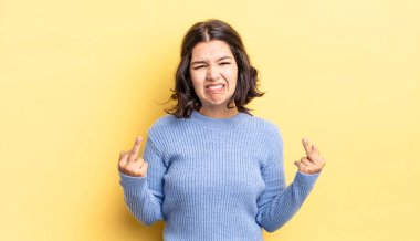 Genç ve güzel bir kız kışkırtıcı, agresif ve müstehcen hissediyor. İsyankar bir tavırla orta parmağını hareket ettiriyor.