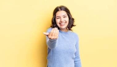 Genç, güzel bir kız kendini mutlu, başarılı ve kendinden emin hissediyor, bir meydan okumayla karşı karşıya ve 