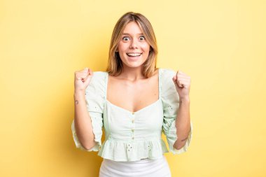 Sarışın, güzel bir kadın şoke olmuş, heyecanlı ve mutlu, gülüyor ve başarıyı kutluyor.!