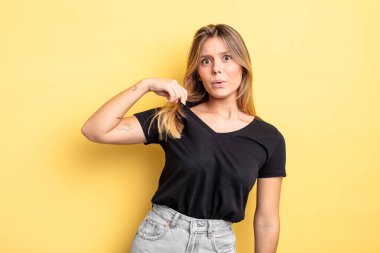 Sarışın, güzel bir kadın stresli, endişeli, yorgun ve hayal kırıklığına uğramış, gömleğini çekiştirmiş, sıkıntılı görünüyor.