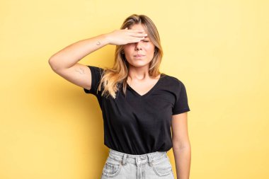 sarışın güzel kadın stresli, yorgun ve hayal kırıklığına uğramış, alnından ter damlayan, umutsuz ve bitkin hisseden.