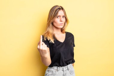 Sarışın, güzel bir kadın kızgın, sinirli, asi ve agresif orta parmağını sallayarak karşılık veriyor.