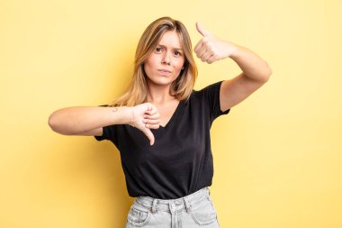 Sarışın, güzel bir kadın. Kafası karışık, bilgisiz ve kararsız. İyi ve kötü seçenekleri farklı seçeneklerle tartıyor.