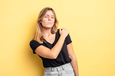 sarışın güzel bir kadın yorgun, stresli, endişeli, hayal kırıklığına uğramış ve depresyonda, sırtı ya da boynu ağrıyan