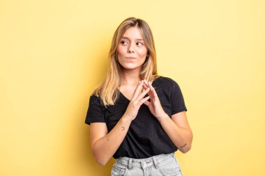 Sarışın, güzel bir kadın gururlu, yaramaz ve kibirli. Şeytani bir plan yaparken ya da bir numara düşünürken.