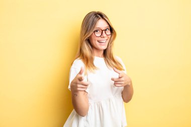 Sarışın, güzel bir kadın kendini mutlu, sakin, tatmin olmuş, rahat ve başarılı hissediyor, kameraya bakıyor, seni seçiyor.