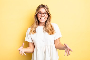 Sarışın, güzel bir kadın kendini mutlu, şaşkın, şanslı ve şaşırmış hissediyor. İnanılmaz!