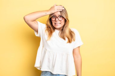 Sarışın, güzel bir kadın unutulmuş bir süre için panikliyor, stresli hissediyor, bir pisliği örtbas etmek zorunda kalıyor ya da hata yapıyor.