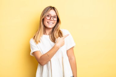 Sarışın, güzel bir kadın heyecanlı ve şaşırmış görünüyor.