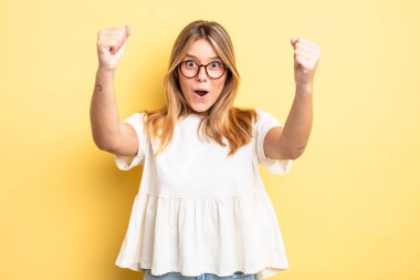 Sarışın, güzel bir kadın inanılmaz bir başarıyı kutluyor. Kazanan gibi, heyecanlı ve mutlu görünüyor.!