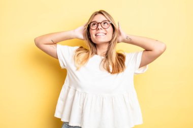 Güzel sarışın kadın gülümsüyor ve rahatlıyor, tatmin oluyor ve kaygısız, neşeli ve rahatlatıcı.