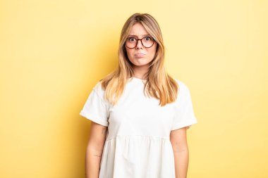 Sarışın, güzel bir kadın üzgün ve mızmız, mutsuz bir bakışla, olumsuz ve hayal kırıklığına uğramış bir tavırla ağlıyor.