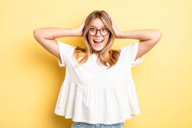 Sarışın, güzel bir kadın mutlu, kaygısız, arkadaş canlısı ve rahat görünüyor. Hayattan ve başarıdan keyif alıyor, olumlu bir tavırla.