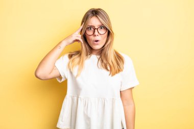 Sarışın, güzel bir kadın şaşırmış, ağzı açık, şok olmuş, yeni bir düşünce, fikir ya da konsept keşfediyor.