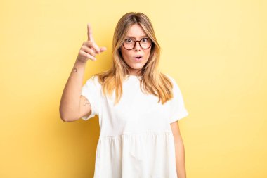 Kızgın agresif bir ifadeyle kameraya bakan sarışın, güzel bir kadın kızgın, çılgın bir patron gibi görünüyor.