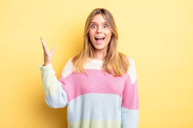 Sarışın, güzel bir kadın mutlu, şaşkın ve neşeli, pozitif bir tavırla gülümseyen, bir çözüm ya da fikir gerçekleştiren