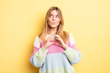 Sarışın, güzel bir kadın entrika çeviriyor, komplo kuruyor, sinsi hileler ve hilekârlıklar düşünüyor, kurnaz ve ihanet ediyor.