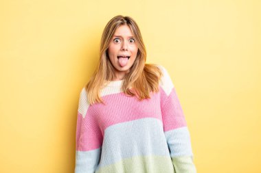 Sarışın, güzel, aptal ve komik bir kadın. Şaşı bakışlı, şakacı ve şakacı.