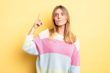 Sarışın, güzel bir kadın harika bir fikrin farkına vardıktan sonra parmağını havaya kaldırıp 