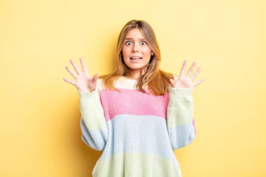 Sarışın, güzel bir kadın sersemlemiş ve korkmuş hissediyor. Korkutucu bir şeyden korkuyor. Elleri açık ve uzak dur diyor.