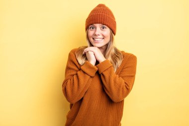 Sarışın, güzel bir kadın aşık ve sevimli görünüyor. Sevimli ve mutlu. Romantik bir şekilde gülümsüyor.