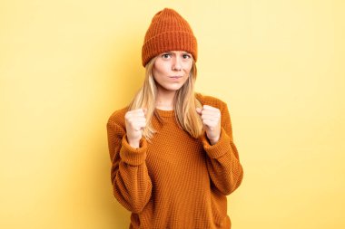 Sarışın, kendine güvenen, sinirli, güçlü ve agresif bir kadın. Yumrukları boks pozisyonunda dövüşmeye hazır.