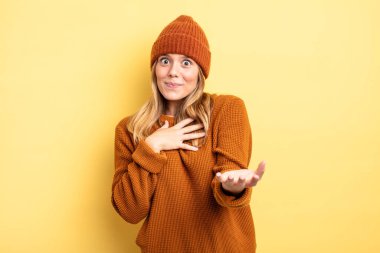 Sarışın, güzel bir kadın mutlu ve aşık, bir eli kalbinin yanında, diğer eli önde.