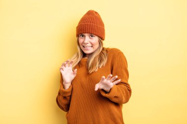 Sarışın, güzel bir kadın tiksinmiş ve midesi bulanıyor. İğrenç, kokuşmuş ya da pis kokan bir şeyden kaçıyor.