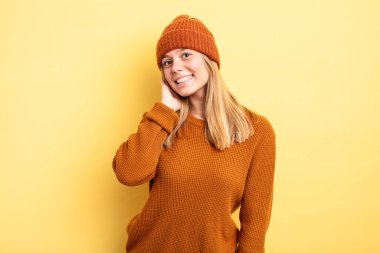 Sarışın, güzel bir kadın neşeli ve tesadüfen gülümsüyor, olumlu, mutlu ve kendinden emin bir bakışla kafa kafaya gidiyor.