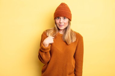 Sarışın, güzel bir kadın şaşkın, şaşkın ve güvensiz hissediyor. Kendini gösterip kim olduğunu soruyor, ben mi??