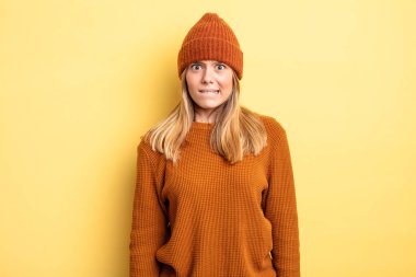 Sarışın, güzel bir kadın. Kafası karışık, kafası karışık ve hangi seçeneği seçeceği belirsiz. Sorunu çözmeye çalışıyor.