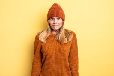 Sarışın, güzel bir kadın üzgün ve stresli. Kötü bir sürpriz yüzünden üzgün.