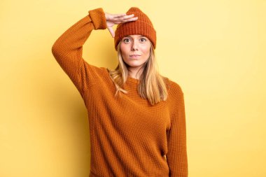 Sarışın, güzel bir kadın kameraya askeri bir selamlama ile selam veriyor. Saygı ve vatanseverlik göstererek.