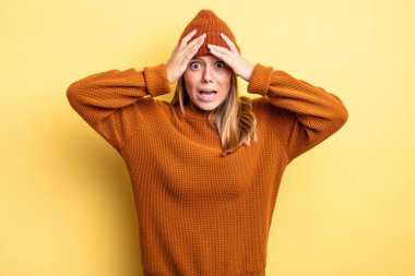 Sarışın, güzel bir kadın dehşete kapılmış ve şok olmuş hissediyor. El ele tutuşuyor ve bir hata yüzünden panikliyor.