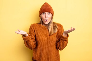 Sarışın, güzel bir kadın şok olmuş ve şaşırmış, endişeli ve paniklemiş, stresli ve dehşete kapılmış görünüyor.