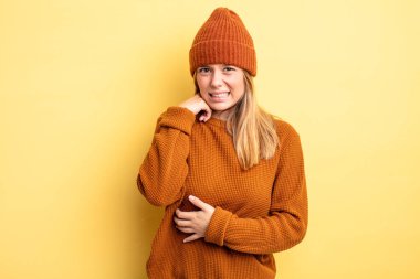 sarışın güzel bir kadın stresli, hayal kırıklığına uğramış ve yorgun, endişeli ve sorunlu bir bakışla boynunu ovalıyor.