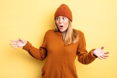 Sarışın, güzel bir kadın opera yapıyor ya da konserde şarkı söylüyor. Romantik, sanatsal ve tutkulu hissediyor.