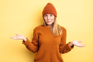 Sarışın, güzel bir kadın kafası karışık ve kafası karışık. Doğru cevap ya da karardan emin değil. Bir seçim yapmaya çalışıyor.