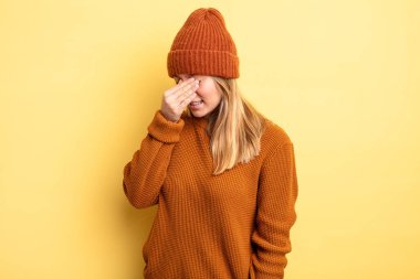 Sarışın, güzel bir kadın stresli, mutsuz ve hayal kırıklığına uğramış, alınlı ve şiddetli baş ağrısı çeken.