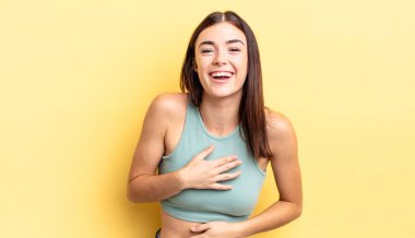 İspanyol güzel kadın komik bir şakaya yüksek sesle gülüyor, mutlu ve neşeli hissediyor, eğleniyor.