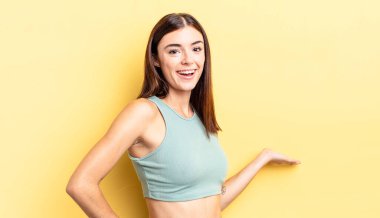 İspanyol güzel kadın kendini mutlu ve neşeli hissediyor, gülümsüyor ve seni hoş karşılıyor, dostça bir jestle içeri davet ediyor.