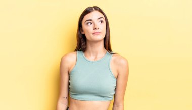 Endişeli, kafası karışık, budala bir ifadeyle, kopya alanı arayan, şüpheci İspanyol güzel kadın.