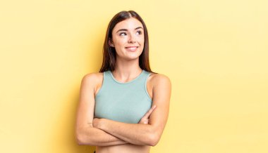 İspanyol güzel kadın kendini mutlu, gururlu ve umutlu hissediyor, merak ediyor ya da düşünüyor, çapraz kollarla fotokopi çekmeye çalışıyor.