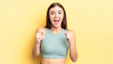 İspanyol güzel kadın şaşkın, heyecanlı ve mutlu hissediyor, gülüyor ve başarıyı kutluyor,!